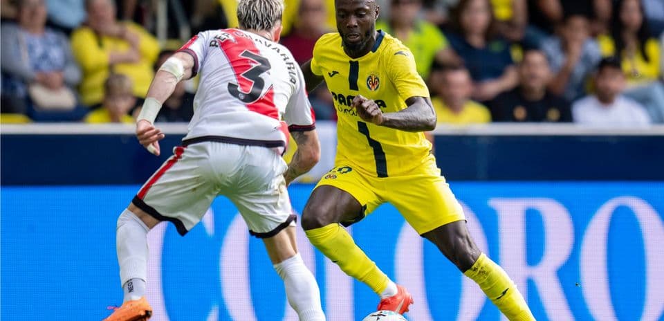 Jugadores de Rayo Vallecano y Villarreal en acción