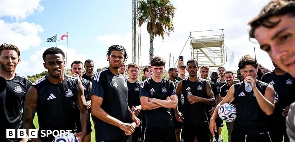 Equipo de Newcastle en sesión de entrenamiento al aire libre