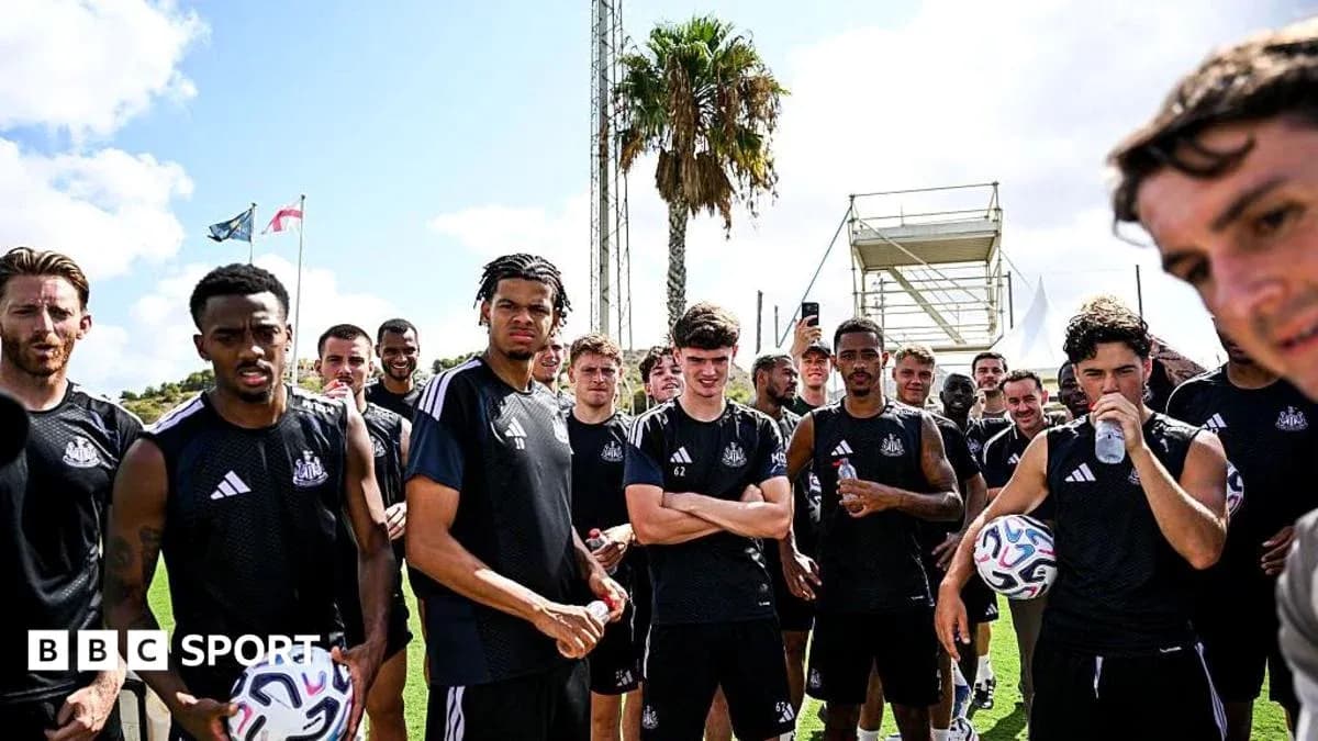 Equipo de Newcastle en sesión de entrenamiento al aire libre