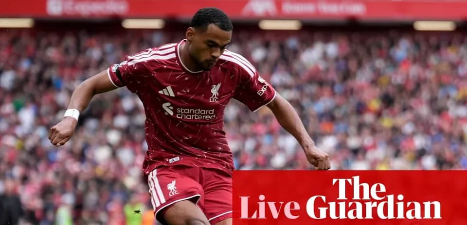 Jugador de Liverpool corriendo durante un partido