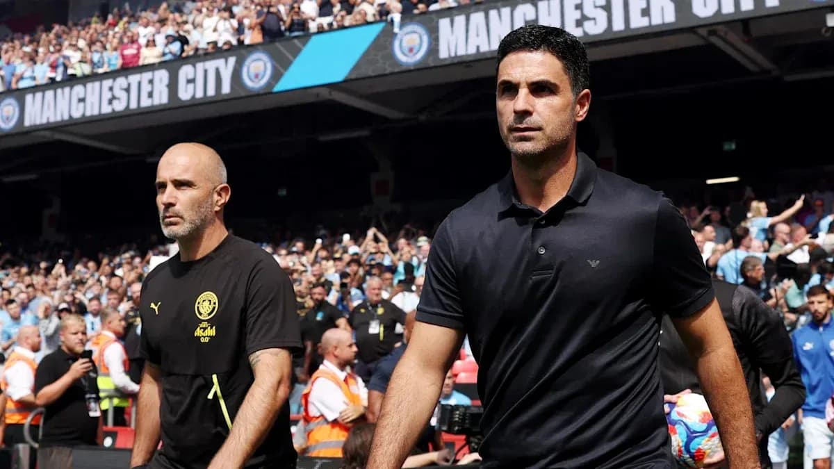 Entrenadores caminando hacia el campo en estadio
