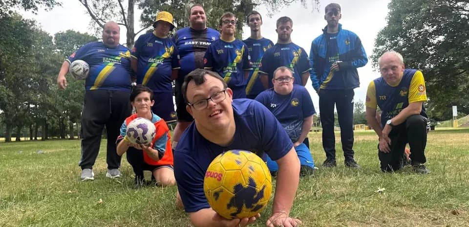 Equipo de fútbol posando en el parque