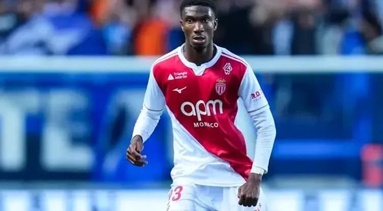 Jugador de Mónaco en acción durante el partido