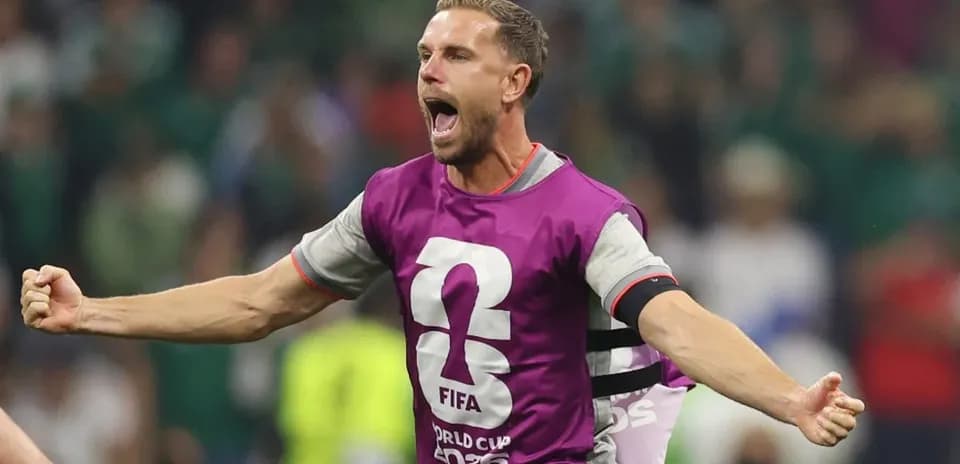 Jugador celebrando con camiseta de calentamiento en el campo