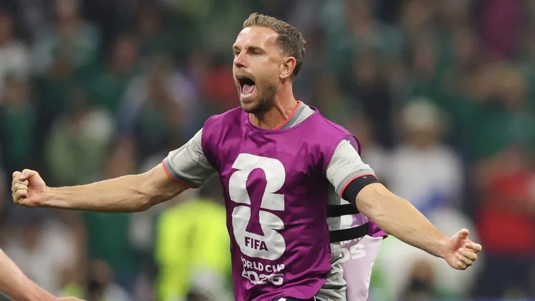 Jugador celebrando con camiseta de calentamiento en el campo