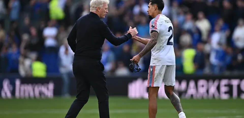 Entrenador y jugador se saludan tras el partido