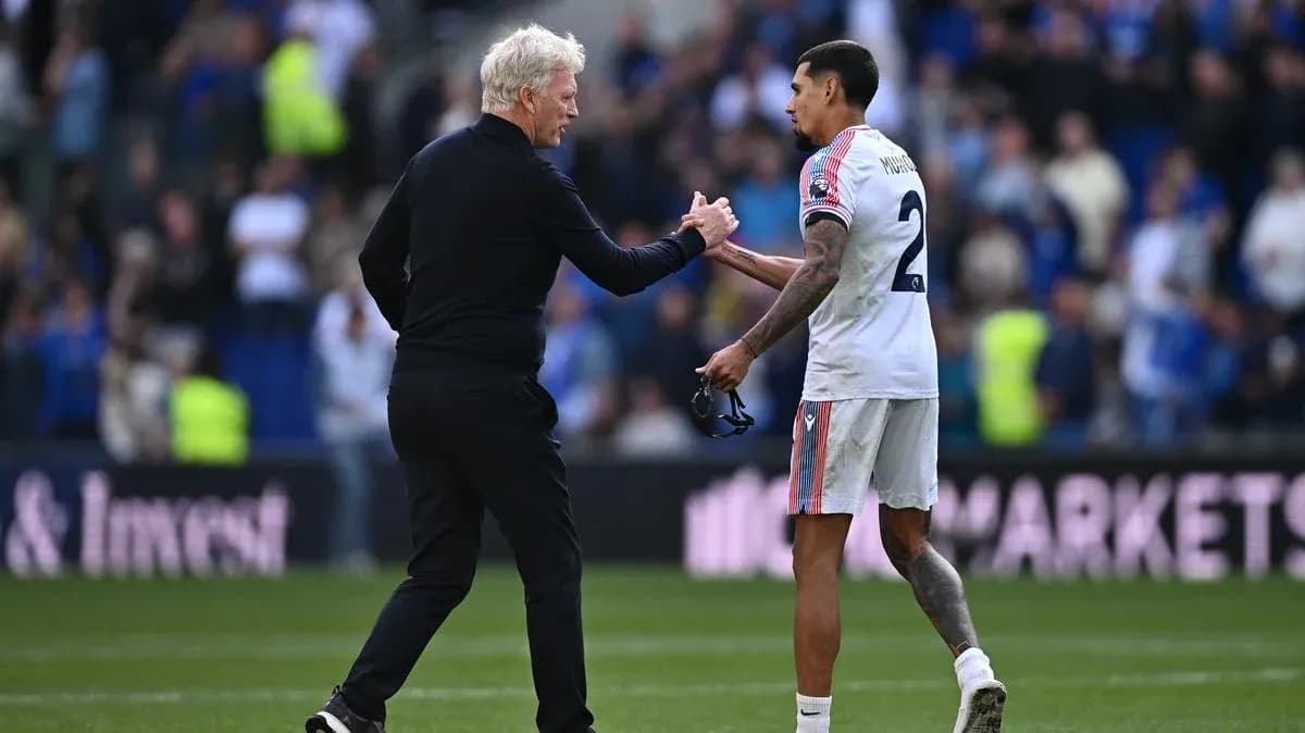 Entrenador y jugador se saludan tras el partido