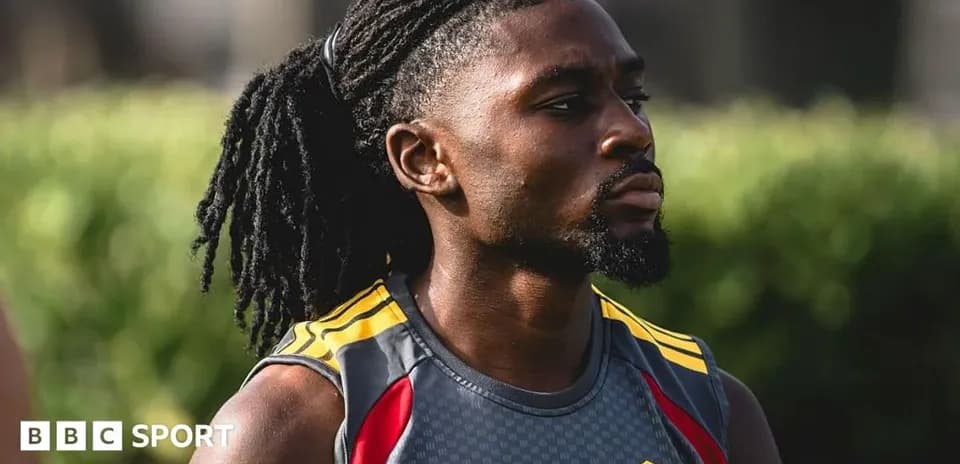 Jugador durante entrenamiento en campo de fútbol