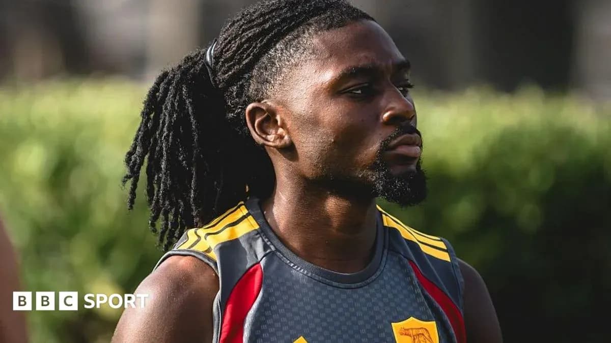 Jugador durante entrenamiento en campo de fútbol