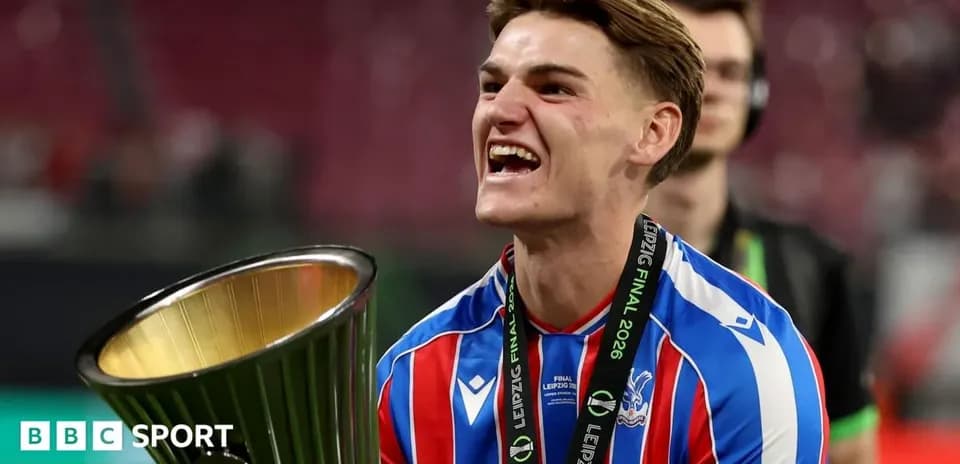 Jugador levantando trofeo tras ganar el partido