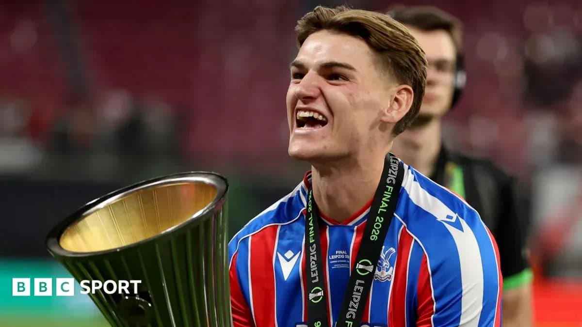 Jugador levantando trofeo tras ganar el partido