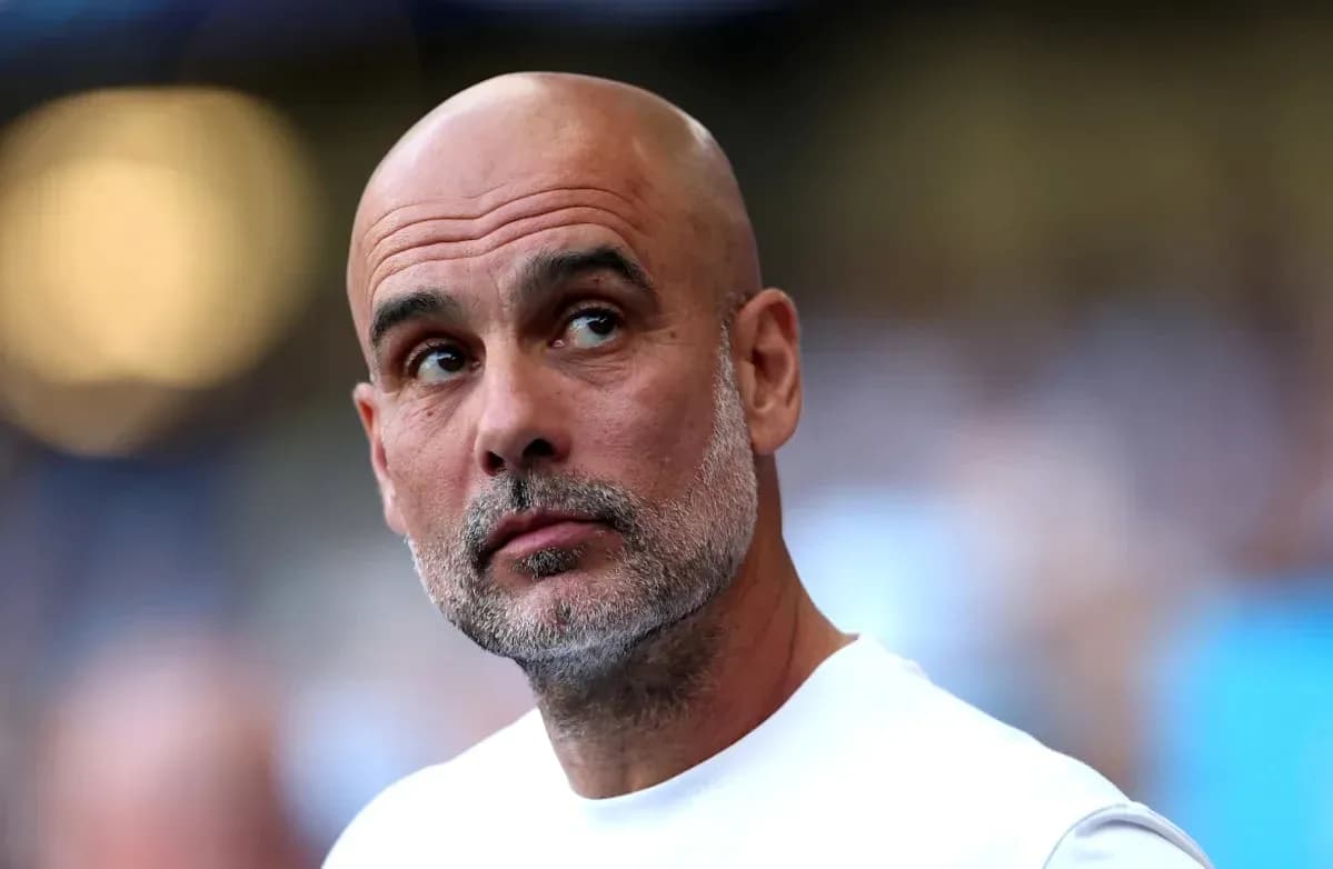 Entrenador observando el partido desde la línea lateral