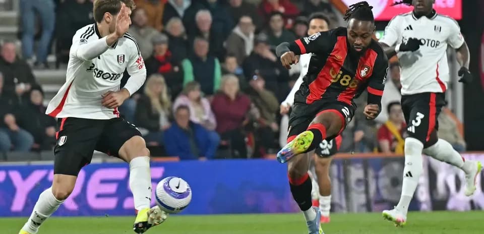 Jugadores de Fulham y Bournemouth en acción