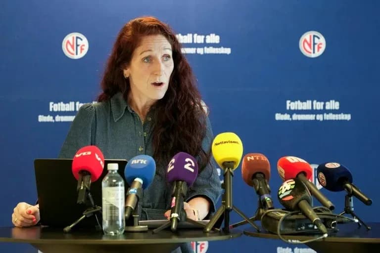 Mujer hablando en conferencia de prensa con micrófonos