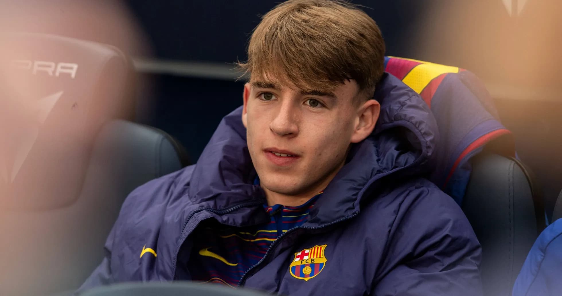 Jugador de FC Barcelona sentado en el banquillo
