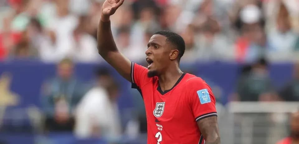 Jugador de Inglaterra levantando la mano en el partido