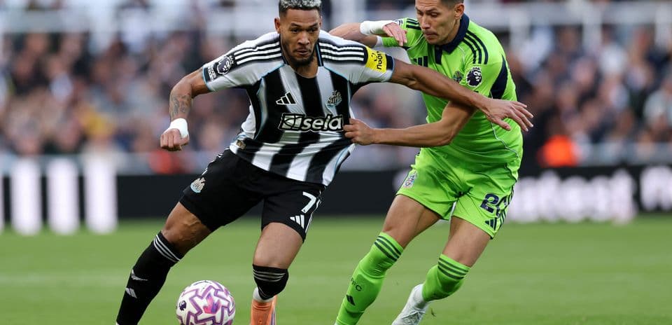 Jugador de Newcastle luchando por el balón