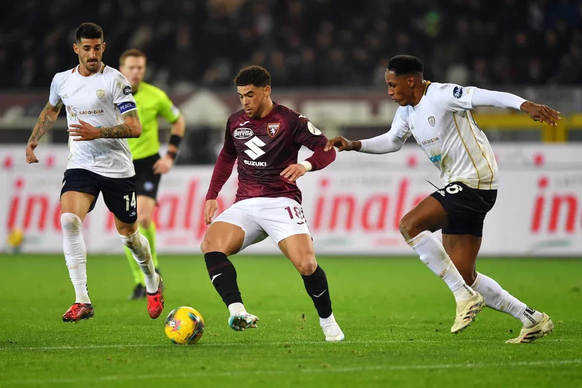 Jugadores de Cagliari y Torino en acción