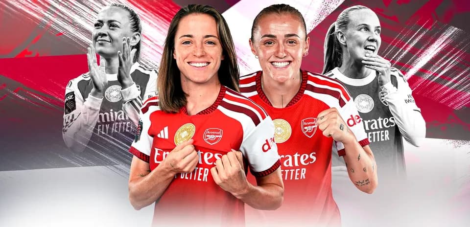 Jugadoras de Arsenal posando con camisetas del equipo