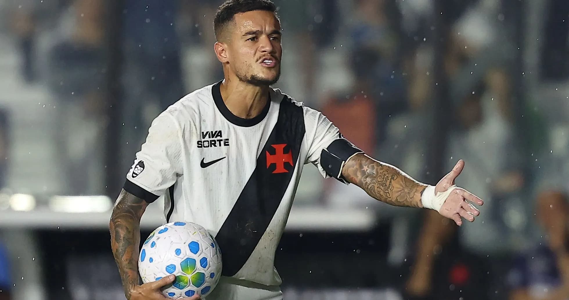 Jugador sosteniendo el balón durante un partido