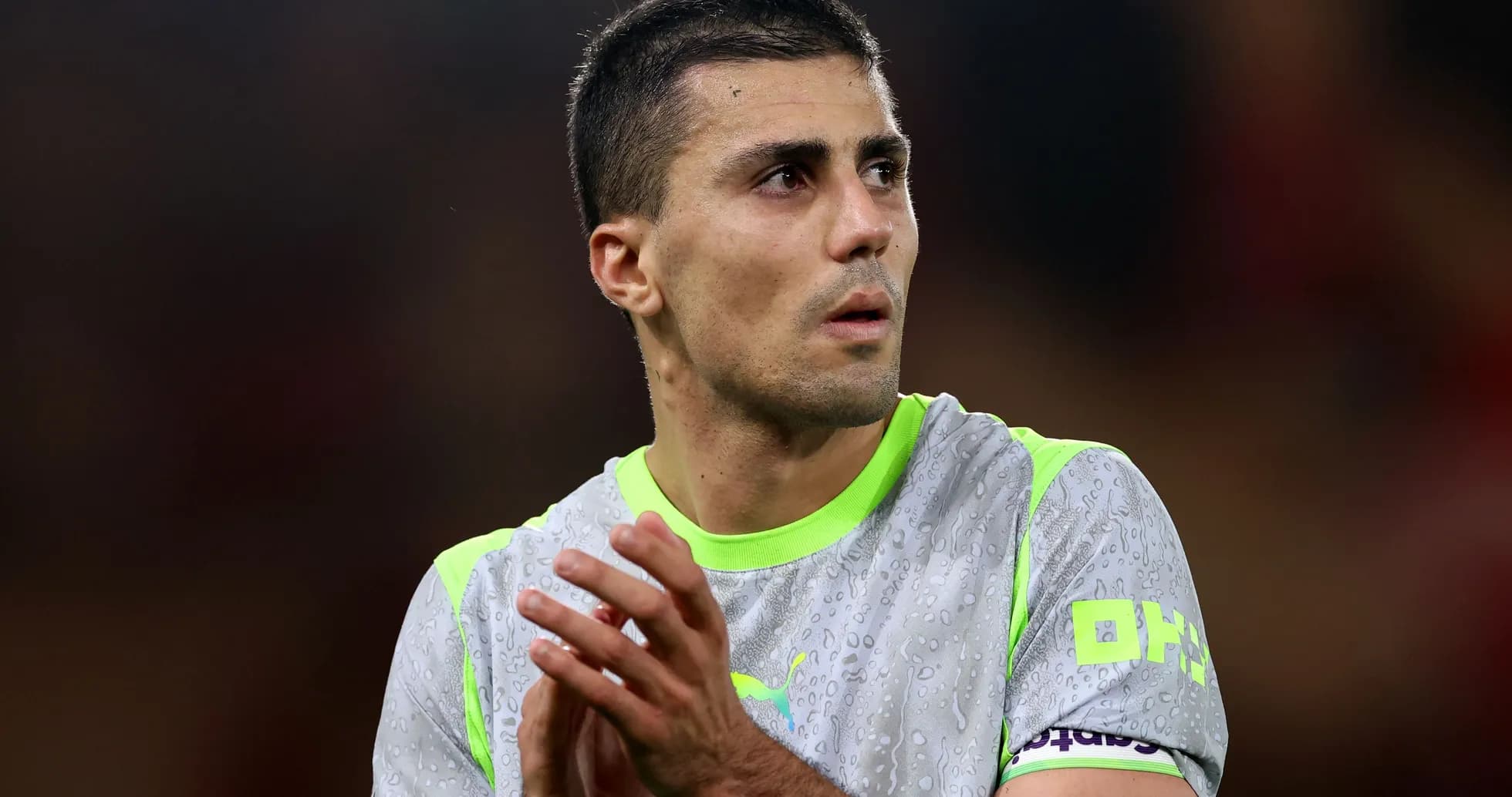 Jugador aplaudiendo en el campo de juego