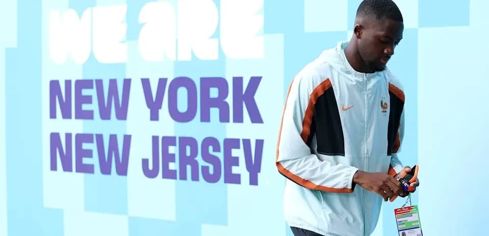 Jugador caminando junto a mural en Nueva Jersey