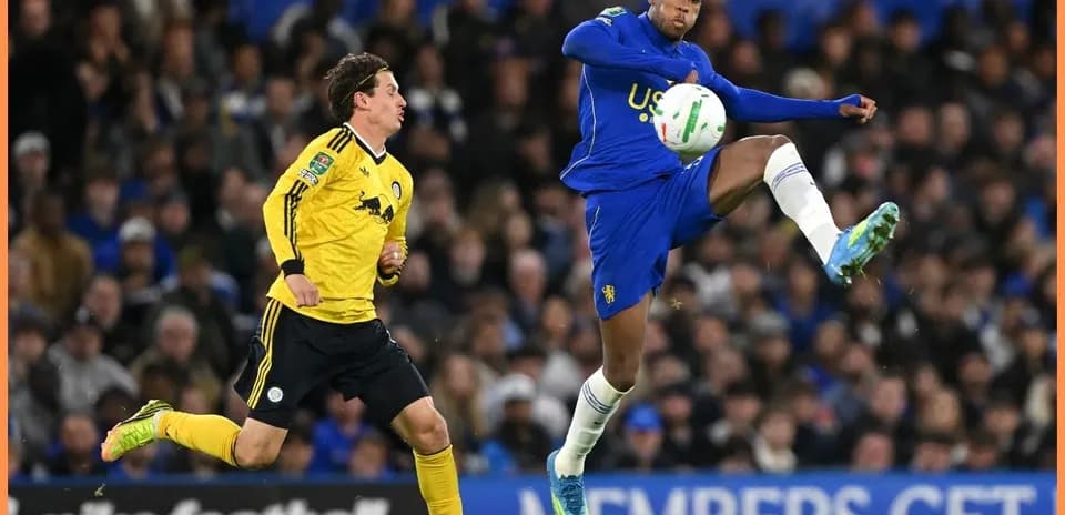 Jugador en azul controla el balón en el partido