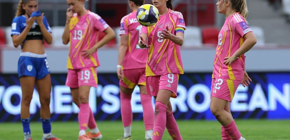 Jugadoras en campo durante un partido de fútbol femenino