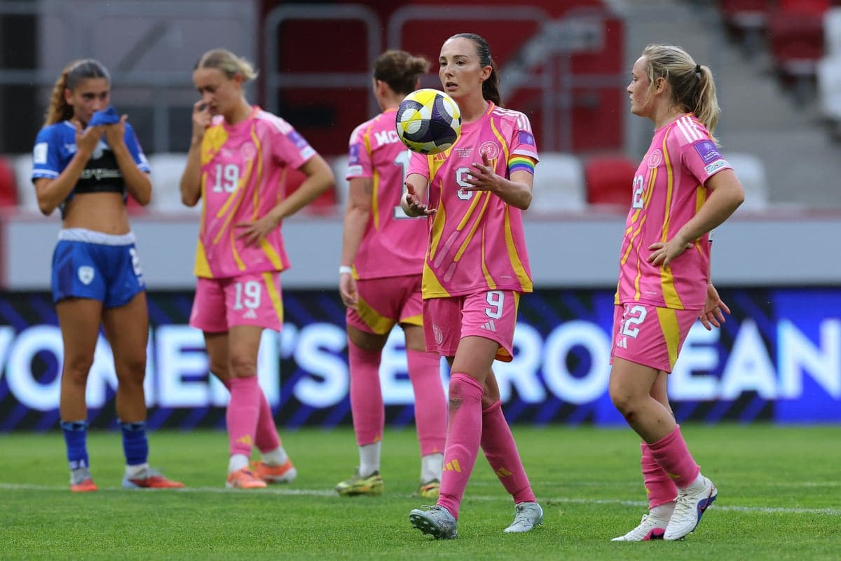 Jugadoras en campo durante un partido de fútbol femenino