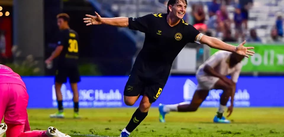Jugador del Charleston Battery celebra un gol