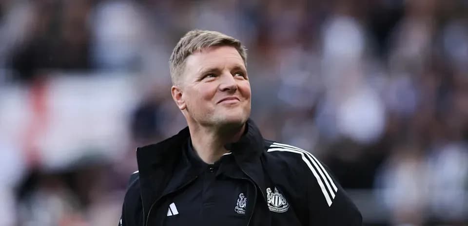 Entrenador de Newcastle United observando el partido