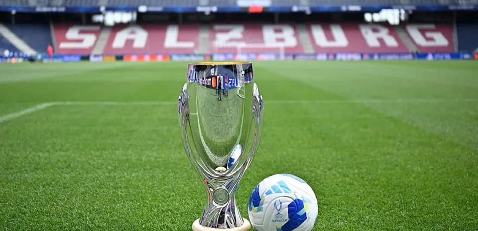 Trofeo de la Supercopa y balón en el campo