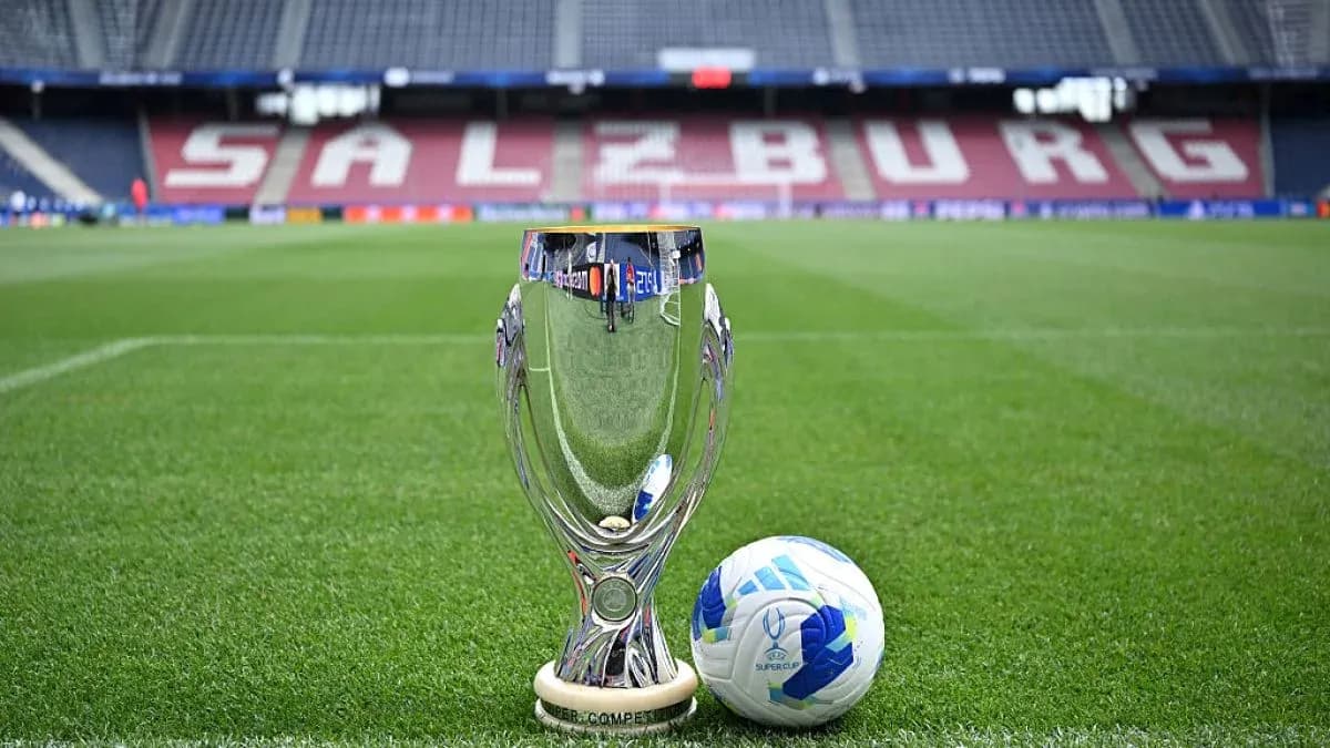 Trofeo de la Supercopa y balón en el campo