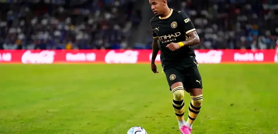 Jugador de fútbol en acción durante un partido