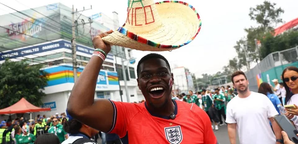 Hombre con sombrero mexicano en ambiente festivo