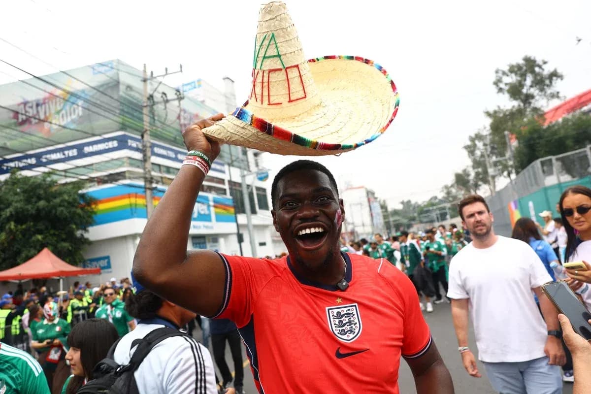 Hombre con sombrero mexicano en ambiente festivo
