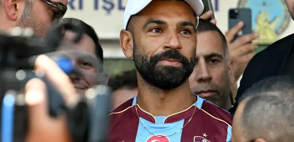 Jugador con camiseta de Trabzonspor rodeado de aficionados