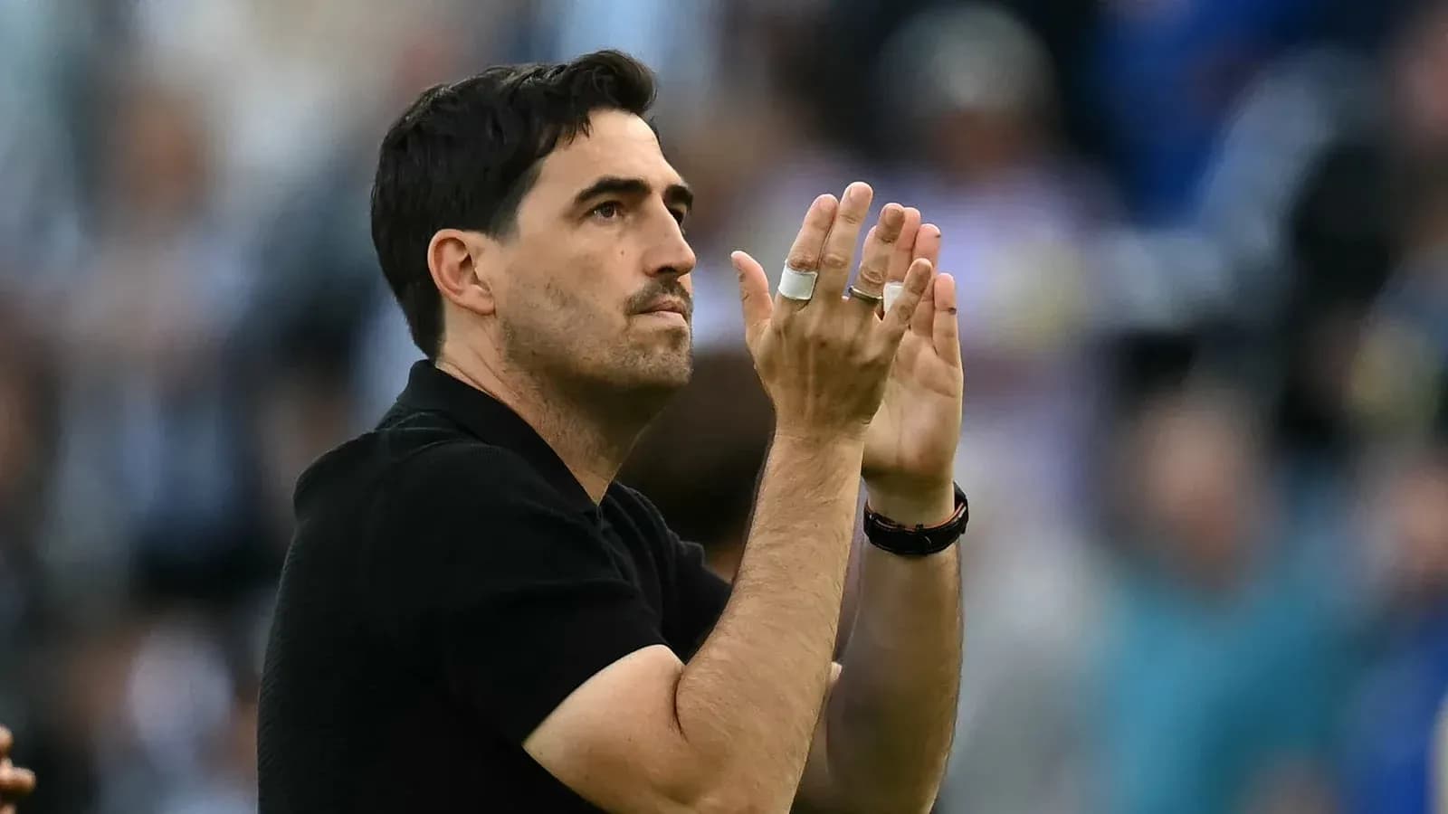 Entrenador aplaudiendo durante un partido
