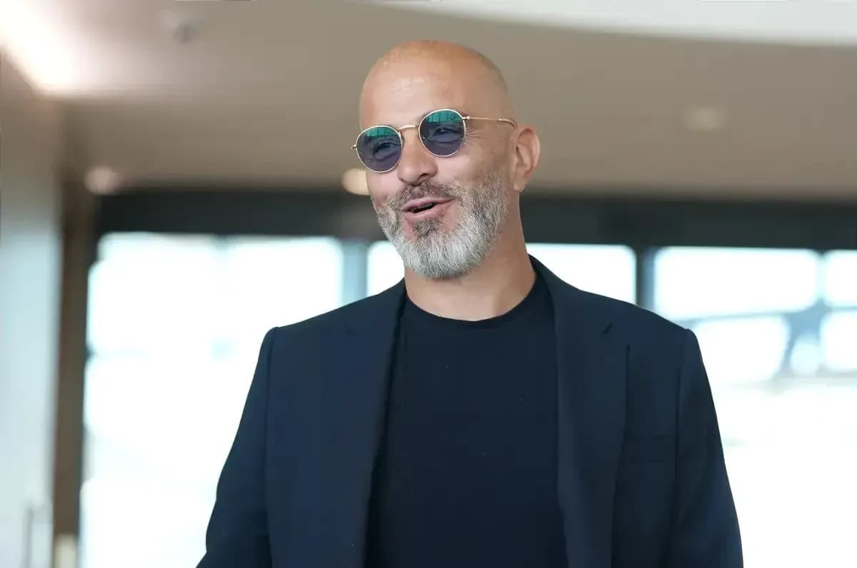 Hombre con barba y gafas de sol sonriendo