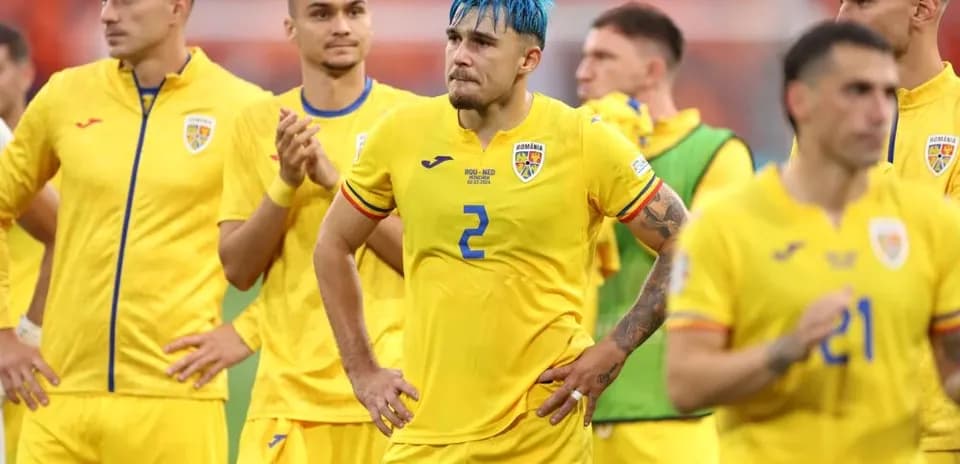 Jugadores de Rumania en la ceremonia posterior al partido