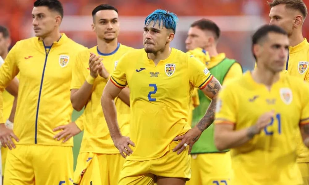 Jugadores de Rumania en la ceremonia posterior al partido