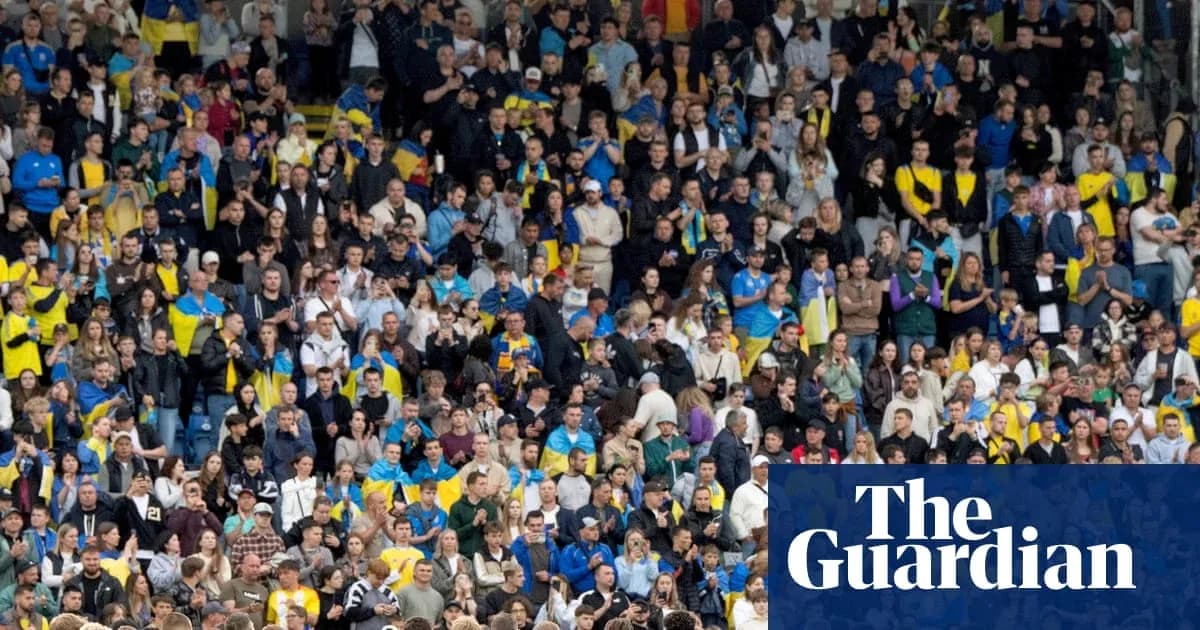 Multitud de aficionados en un estadio durante un partido