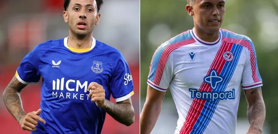 Jugadores de fútbol en camisetas de Everton y Crystal Palace