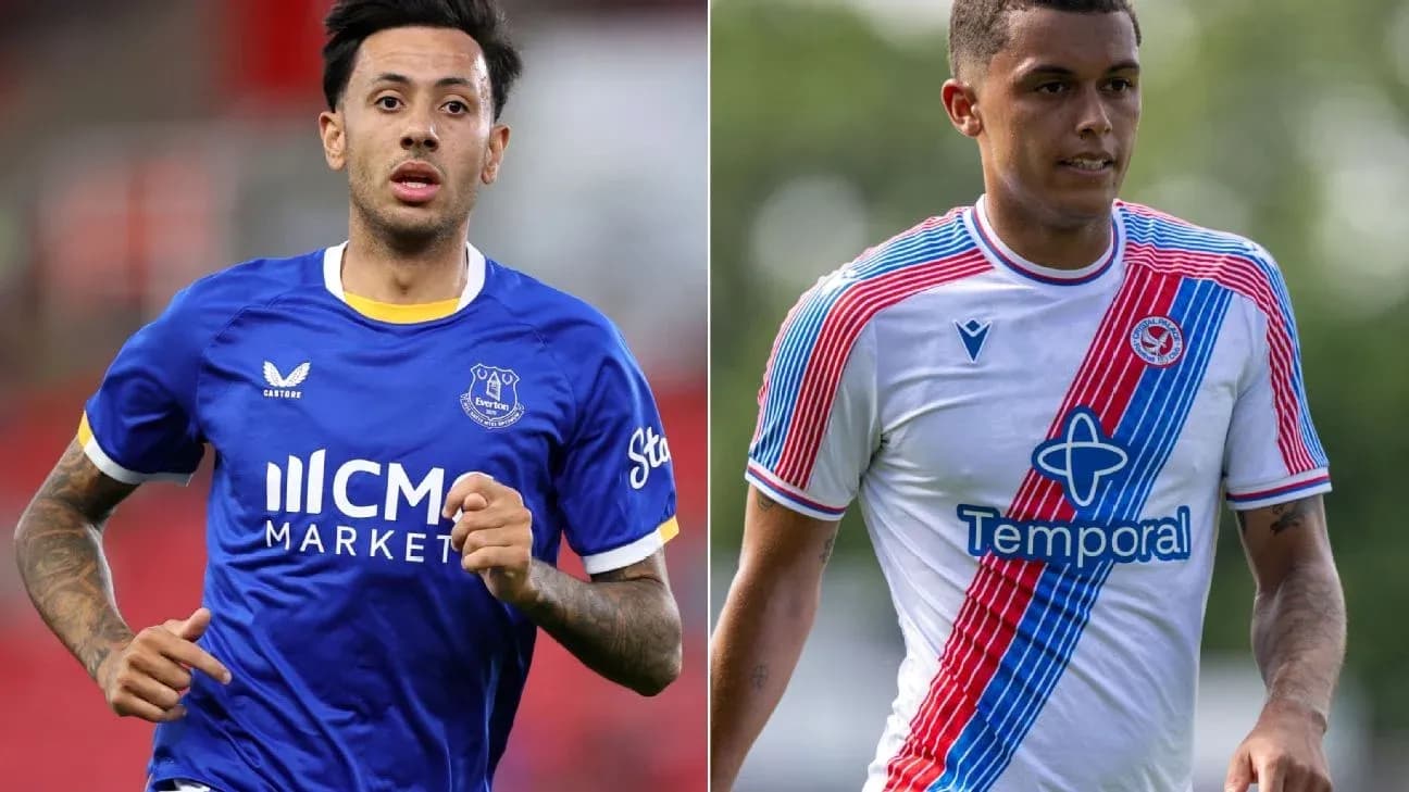 Jugadores de fútbol en camisetas de Everton y Crystal Palace