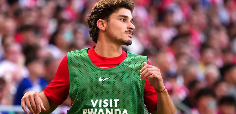 Jugador en el banquillo con chaleco verde