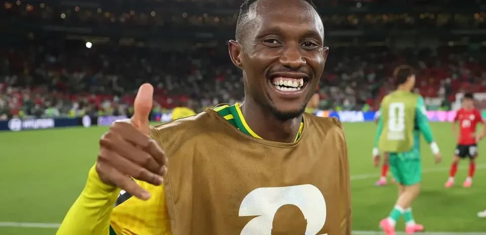 Jugador sonriendo y haciendo gesto de aprobación en campo