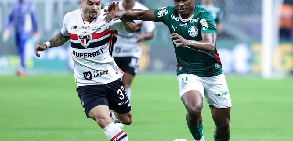 Jugador de Palmeiras y Sao Paulo luchando por el balón