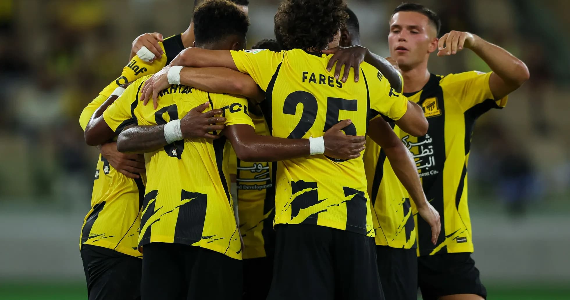 Jugadores de equipo celebrando un gol juntos