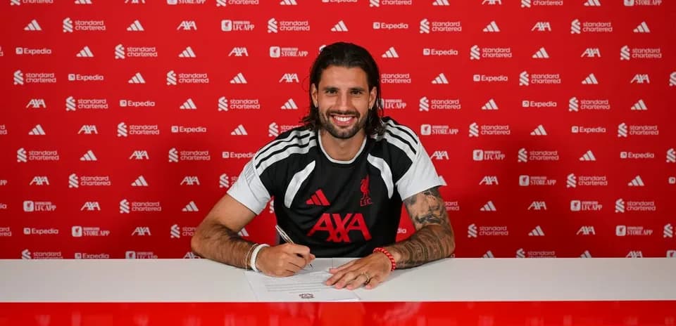 Jugador firmando contrato en conferencia de prensa