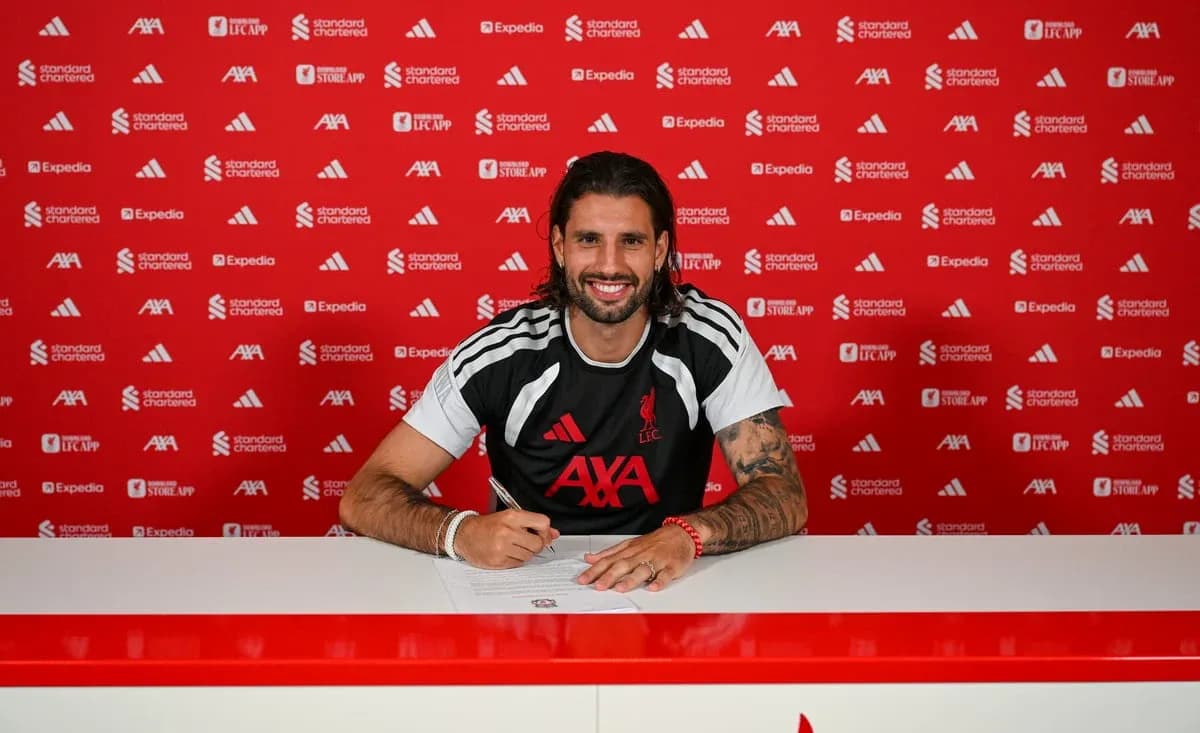 Jugador firmando contrato en conferencia de prensa